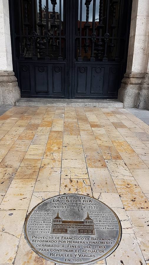 Una placa bajo el balcón del Ayuntamiento recuerda la vieja Casa Consistorial.