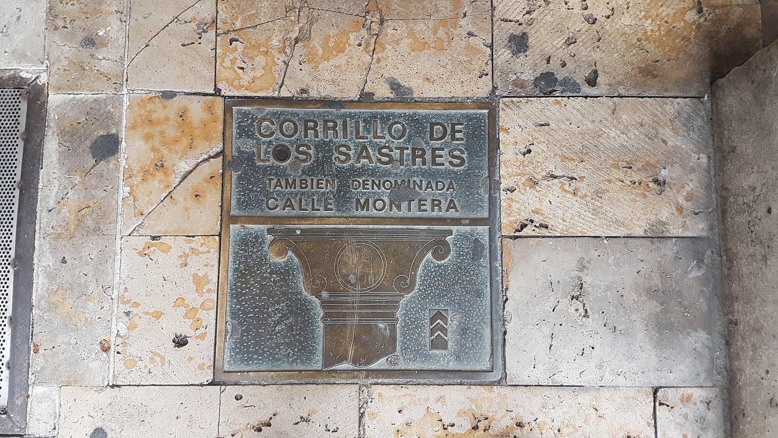Placa del Corrillo de los Sastres, frente al número 3 de la Plaza Mayor.