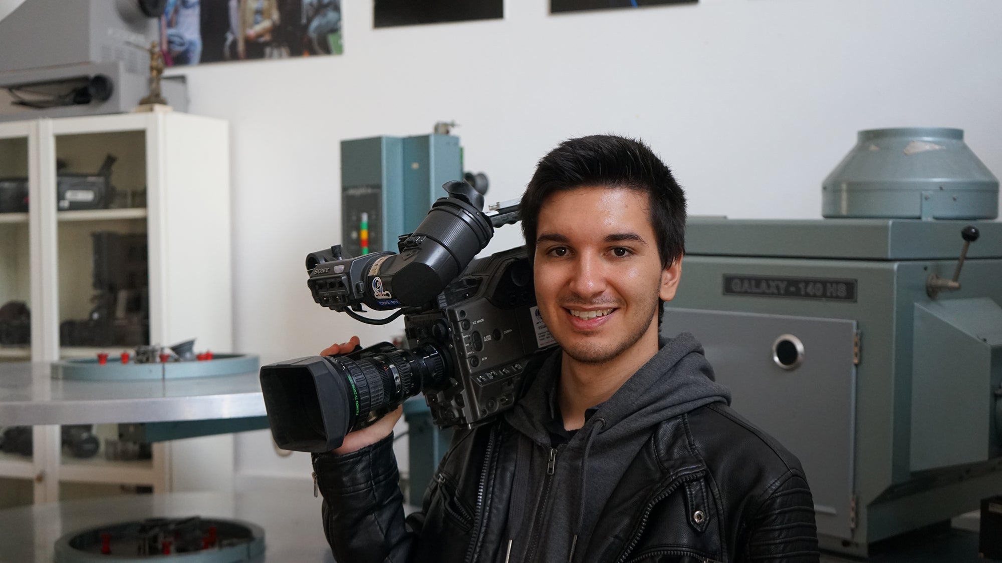 El estudiante David Merino posa con una cámara de vídeo. 