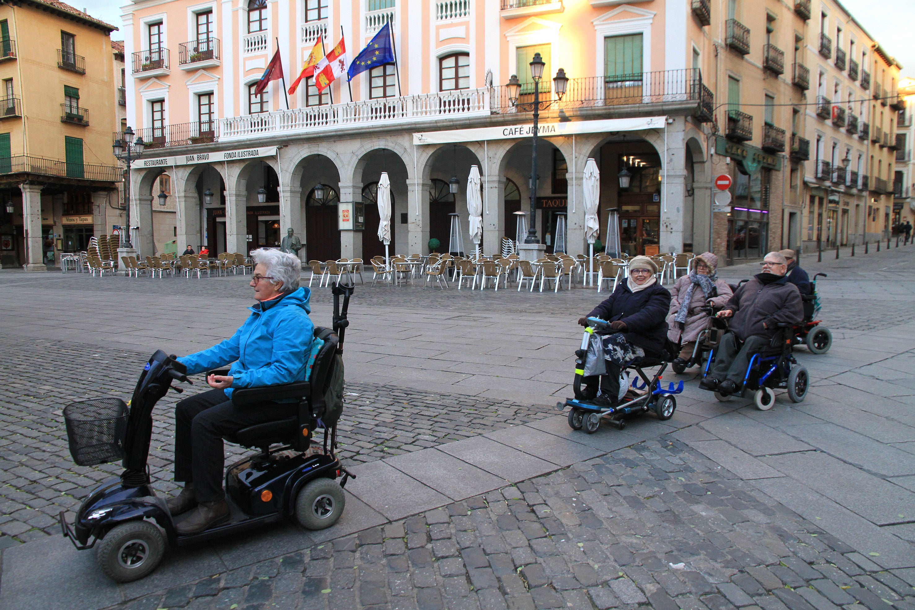 Miembros de Frater afrontan los primeros metros de la calle San Juan, junto al Acueducto.