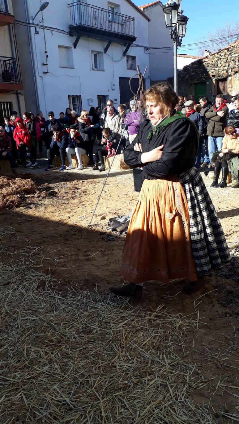El municipio de El Cabaco se sumó ayer al circuito de la Fiesta de la Matanza Tradicional promovido por la Diputación y lo hizo con gran éxito de público desde primera hora de la mañana. El cerdo, que pesaba 220 kilos, fue despiezado y sus piezas subastadas, obteniéndose unos 500 euros. Los asistentes pudieron degustar un pincho a base de chichas y huevo frito. La comida consistió en patatas meneás y carne asada, amenizada por el tamborilero local Agustín García.