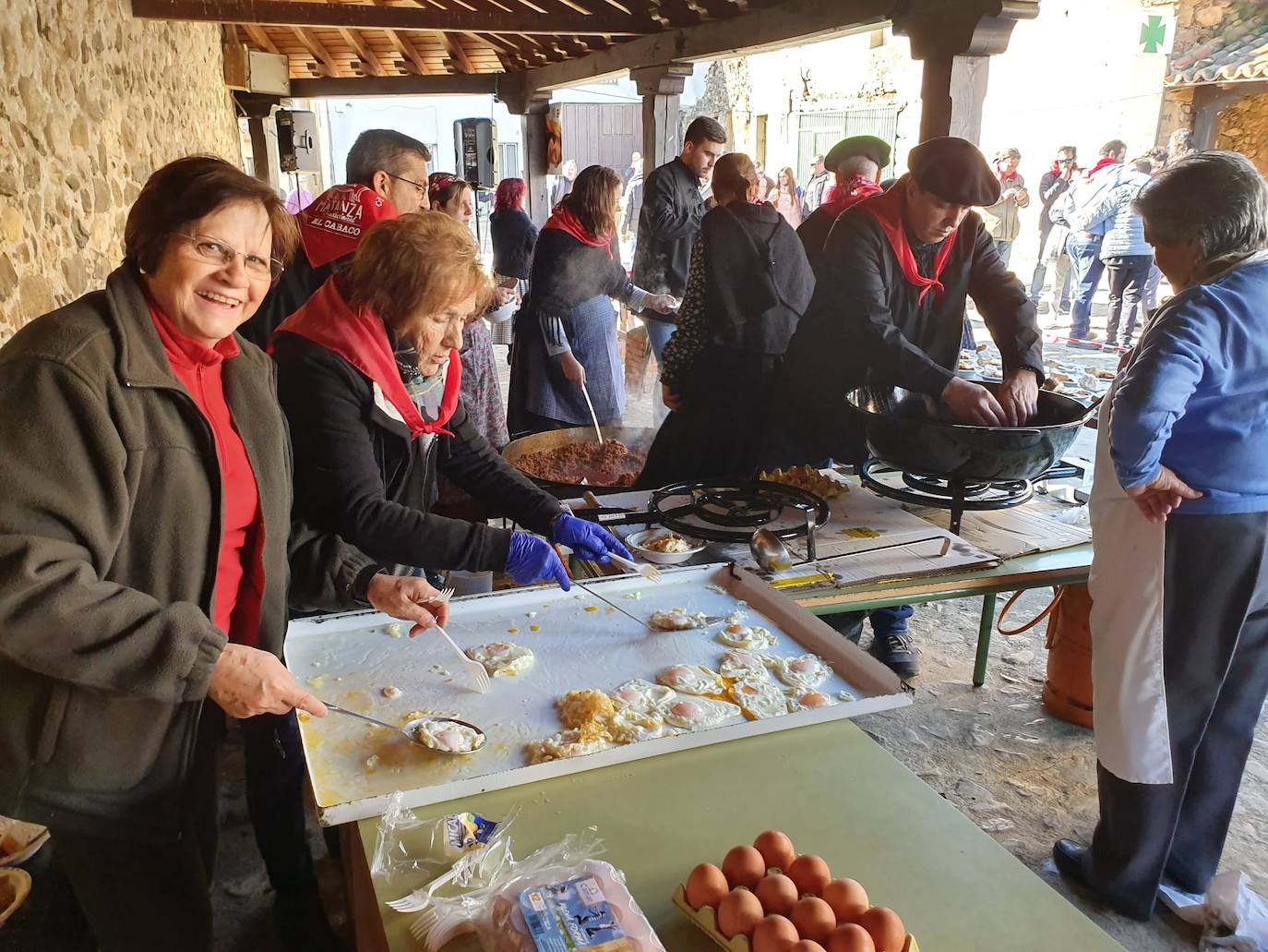 El municipio de El Cabaco se sumó ayer al circuito de la Fiesta de la Matanza Tradicional promovido por la Diputación y lo hizo con gran éxito de público desde primera hora de la mañana. El cerdo, que pesaba 220 kilos, fue despiezado y sus piezas subastadas, obteniéndose unos 500 euros. Los asistentes pudieron degustar un pincho a base de chichas y huevo frito. La comida consistió en patatas meneás y carne asada, amenizada por el tamborilero local Agustín García.