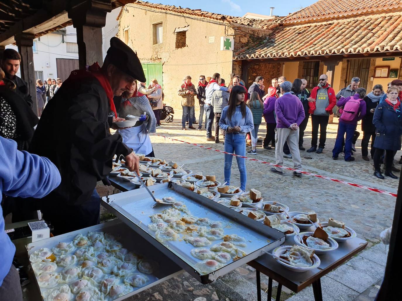 El municipio de El Cabaco se sumó ayer al circuito de la Fiesta de la Matanza Tradicional promovido por la Diputación y lo hizo con gran éxito de público desde primera hora de la mañana. El cerdo, que pesaba 220 kilos, fue despiezado y sus piezas subastadas, obteniéndose unos 500 euros. Los asistentes pudieron degustar un pincho a base de chichas y huevo frito. La comida consistió en patatas meneás y carne asada, amenizada por el tamborilero local Agustín García.