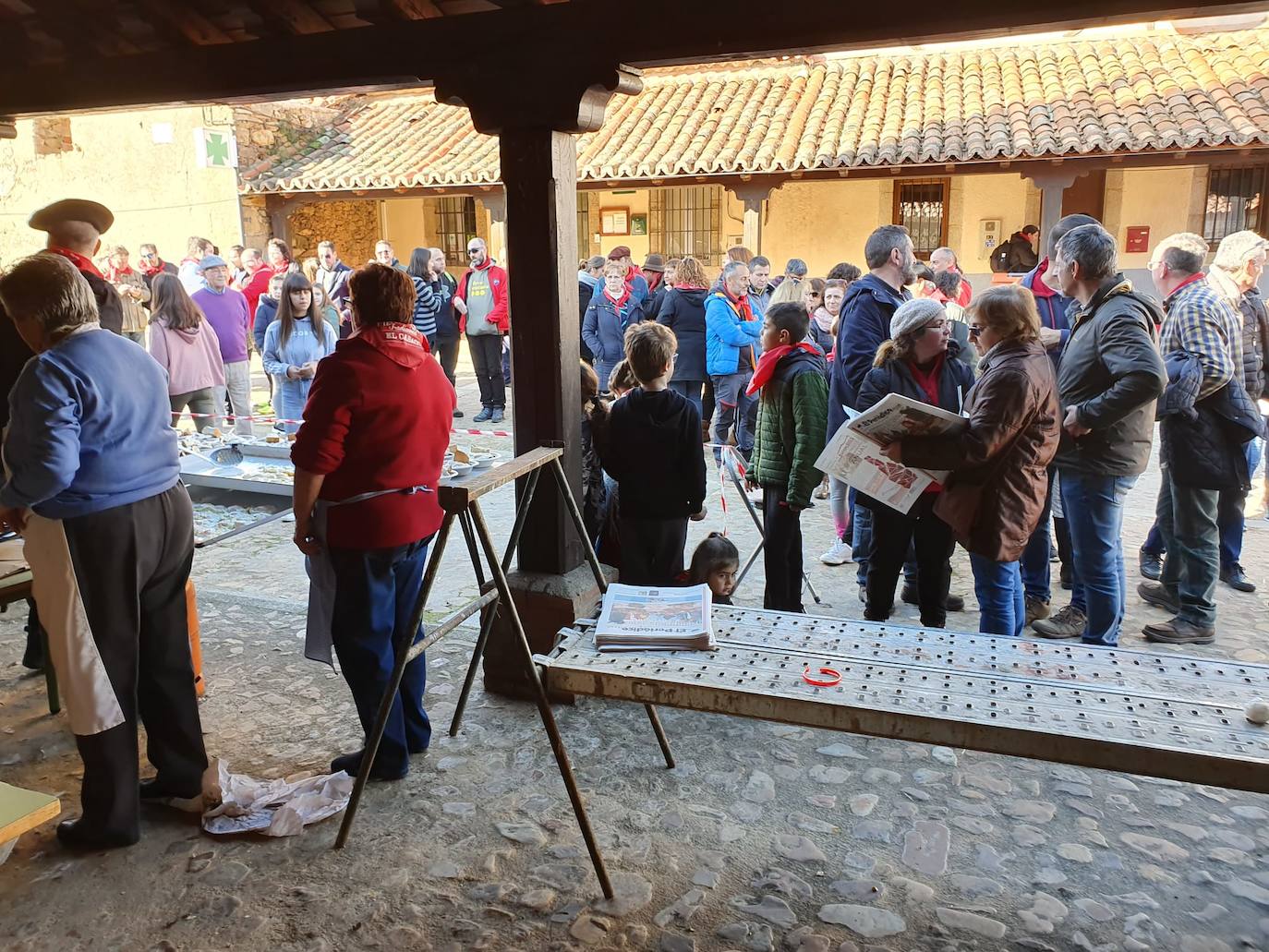 El municipio de El Cabaco se sumó ayer al circuito de la Fiesta de la Matanza Tradicional promovido por la Diputación y lo hizo con gran éxito de público desde primera hora de la mañana. El cerdo, que pesaba 220 kilos, fue despiezado y sus piezas subastadas, obteniéndose unos 500 euros. Los asistentes pudieron degustar un pincho a base de chichas y huevo frito. La comida consistió en patatas meneás y carne asada, amenizada por el tamborilero local Agustín García.