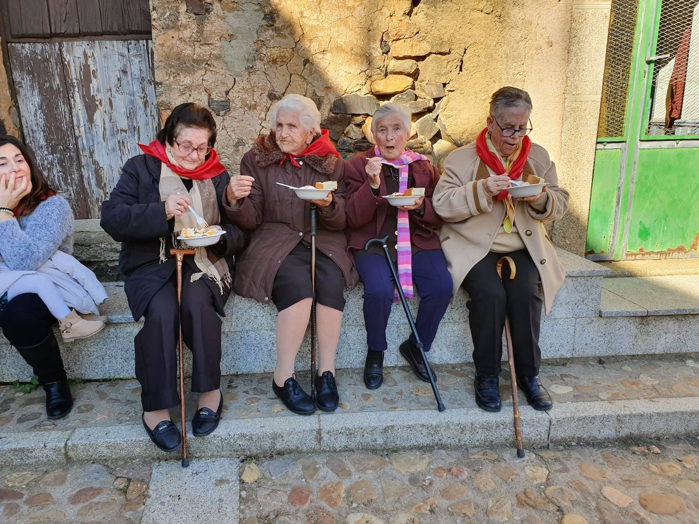 El municipio de El Cabaco se sumó ayer al circuito de la Fiesta de la Matanza Tradicional promovido por la Diputación y lo hizo con gran éxito de público desde primera hora de la mañana. El cerdo, que pesaba 220 kilos, fue despiezado y sus piezas subastadas, obteniéndose unos 500 euros. Los asistentes pudieron degustar un pincho a base de chichas y huevo frito. La comida consistió en patatas meneás y carne asada, amenizada por el tamborilero local Agustín García.