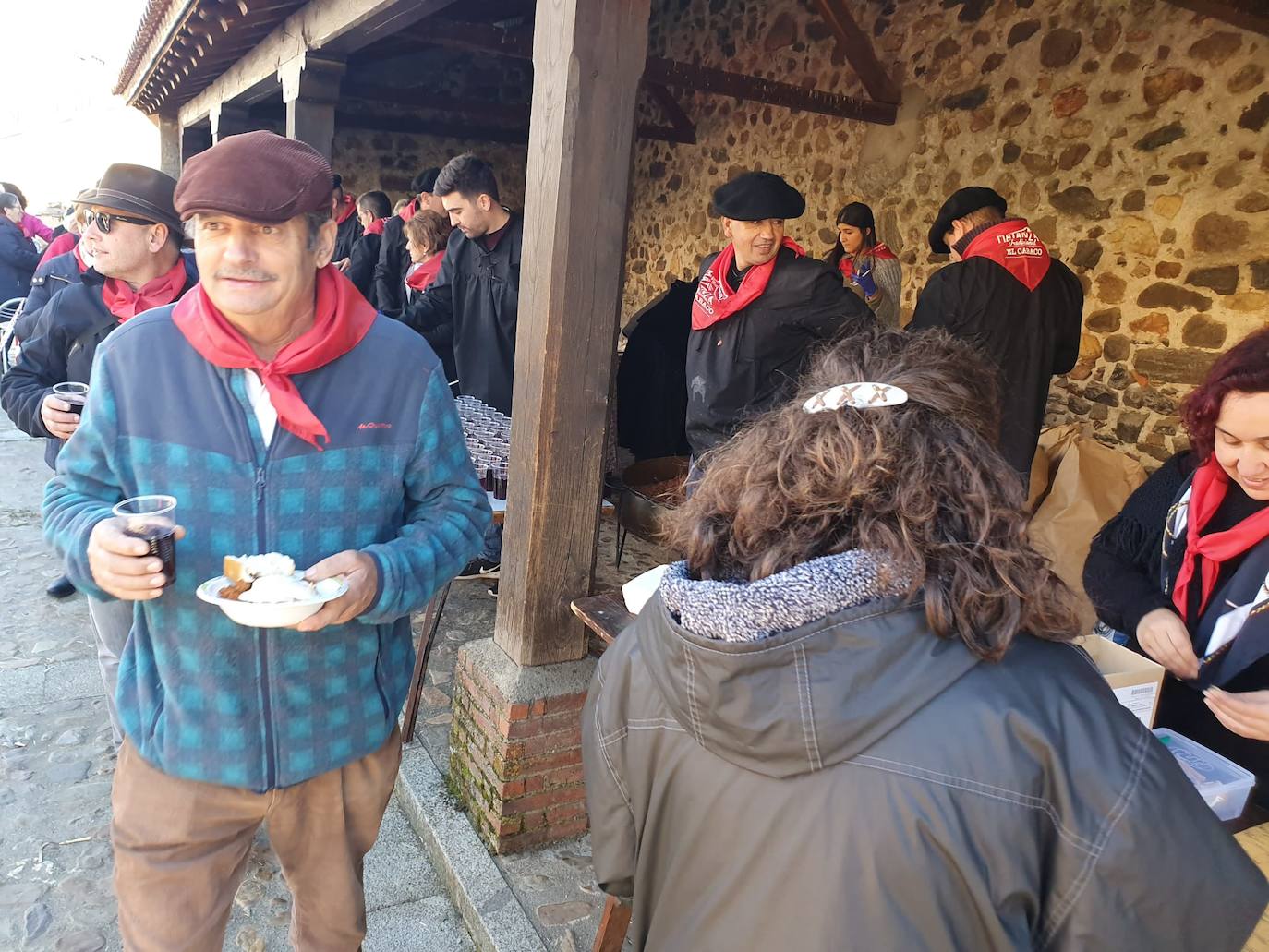 El municipio de El Cabaco se sumó ayer al circuito de la Fiesta de la Matanza Tradicional promovido por la Diputación y lo hizo con gran éxito de público desde primera hora de la mañana. El cerdo, que pesaba 220 kilos, fue despiezado y sus piezas subastadas, obteniéndose unos 500 euros. Los asistentes pudieron degustar un pincho a base de chichas y huevo frito. La comida consistió en patatas meneás y carne asada, amenizada por el tamborilero local Agustín García.
