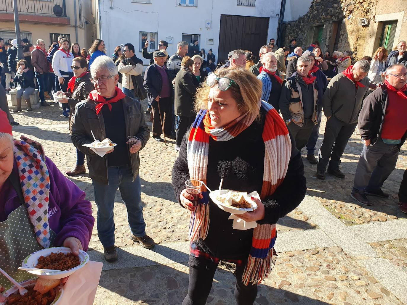El municipio de El Cabaco se sumó ayer al circuito de la Fiesta de la Matanza Tradicional promovido por la Diputación y lo hizo con gran éxito de público desde primera hora de la mañana. El cerdo, que pesaba 220 kilos, fue despiezado y sus piezas subastadas, obteniéndose unos 500 euros. Los asistentes pudieron degustar un pincho a base de chichas y huevo frito. La comida consistió en patatas meneás y carne asada, amenizada por el tamborilero local Agustín García.