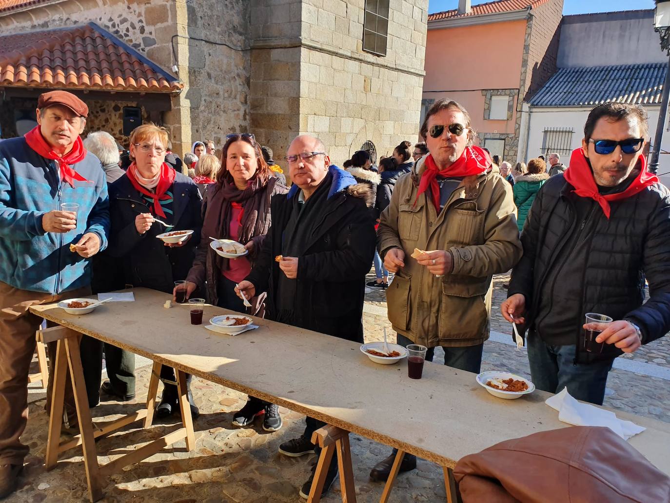 El municipio de El Cabaco se sumó ayer al circuito de la Fiesta de la Matanza Tradicional promovido por la Diputación y lo hizo con gran éxito de público desde primera hora de la mañana. El cerdo, que pesaba 220 kilos, fue despiezado y sus piezas subastadas, obteniéndose unos 500 euros. Los asistentes pudieron degustar un pincho a base de chichas y huevo frito. La comida consistió en patatas meneás y carne asada, amenizada por el tamborilero local Agustín García.