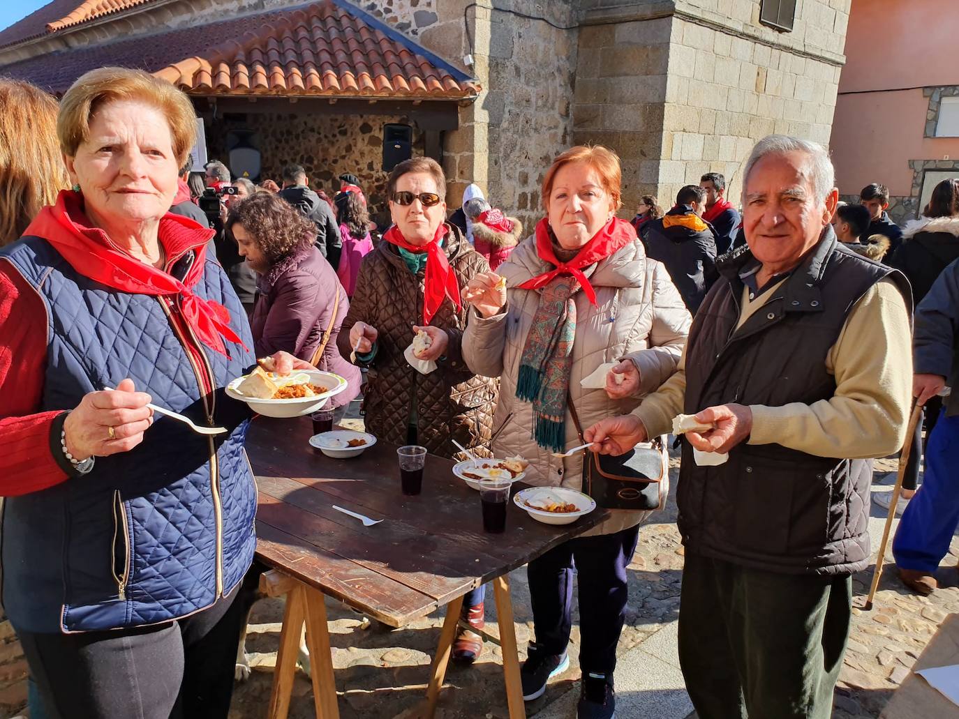 El municipio de El Cabaco se sumó ayer al circuito de la Fiesta de la Matanza Tradicional promovido por la Diputación y lo hizo con gran éxito de público desde primera hora de la mañana. El cerdo, que pesaba 220 kilos, fue despiezado y sus piezas subastadas, obteniéndose unos 500 euros. Los asistentes pudieron degustar un pincho a base de chichas y huevo frito. La comida consistió en patatas meneás y carne asada, amenizada por el tamborilero local Agustín García.
