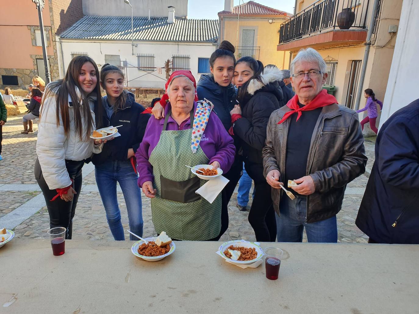 El municipio de El Cabaco se sumó ayer al circuito de la Fiesta de la Matanza Tradicional promovido por la Diputación y lo hizo con gran éxito de público desde primera hora de la mañana. El cerdo, que pesaba 220 kilos, fue despiezado y sus piezas subastadas, obteniéndose unos 500 euros. Los asistentes pudieron degustar un pincho a base de chichas y huevo frito. La comida consistió en patatas meneás y carne asada, amenizada por el tamborilero local Agustín García.