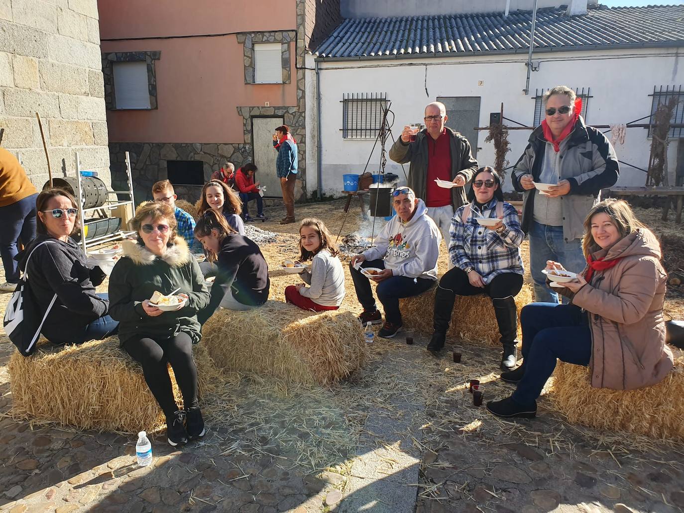 El municipio de El Cabaco se sumó ayer al circuito de la Fiesta de la Matanza Tradicional promovido por la Diputación y lo hizo con gran éxito de público desde primera hora de la mañana. El cerdo, que pesaba 220 kilos, fue despiezado y sus piezas subastadas, obteniéndose unos 500 euros. Los asistentes pudieron degustar un pincho a base de chichas y huevo frito. La comida consistió en patatas meneás y carne asada, amenizada por el tamborilero local Agustín García.