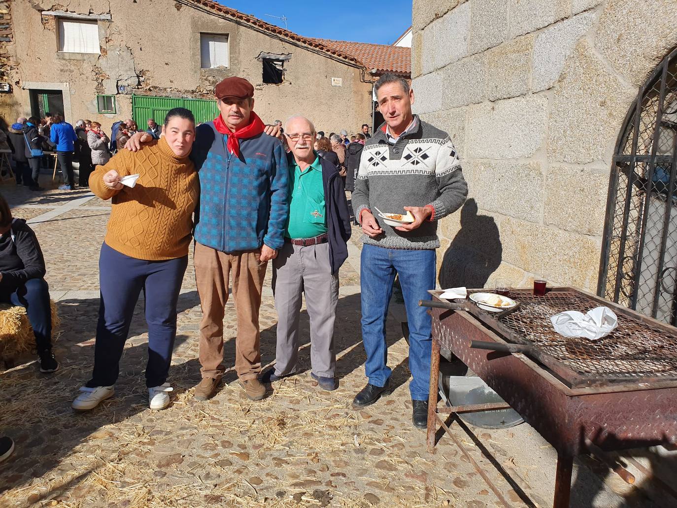 El municipio de El Cabaco se sumó ayer al circuito de la Fiesta de la Matanza Tradicional promovido por la Diputación y lo hizo con gran éxito de público desde primera hora de la mañana. El cerdo, que pesaba 220 kilos, fue despiezado y sus piezas subastadas, obteniéndose unos 500 euros. Los asistentes pudieron degustar un pincho a base de chichas y huevo frito. La comida consistió en patatas meneás y carne asada, amenizada por el tamborilero local Agustín García.