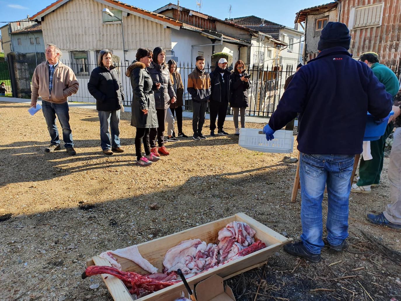 El despiece del cerdo, a partir del que se sacaron costilletas, lomo, chorizos, torreznos, morcilla o panceta, se llevó a cabo en la Plaza Mayor del municipio