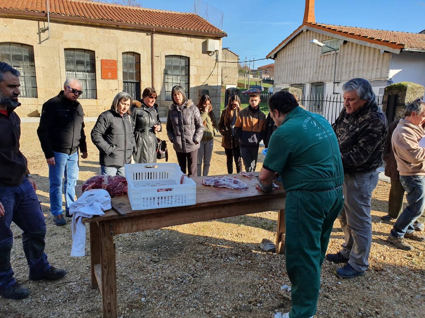 El despiece del cerdo, a partir del que se sacaron costilletas, lomo, chorizos, torreznos, morcilla o panceta, se llevó a cabo en la Plaza Mayor del municipio
