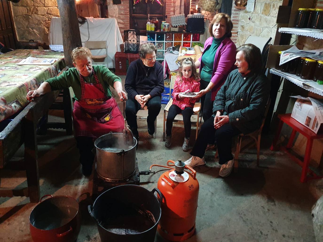 El despiece del cerdo, a partir del que se sacaron costilletas, lomo, chorizos, torreznos, morcilla o panceta, se llevó a cabo en la Plaza Mayor del municipio