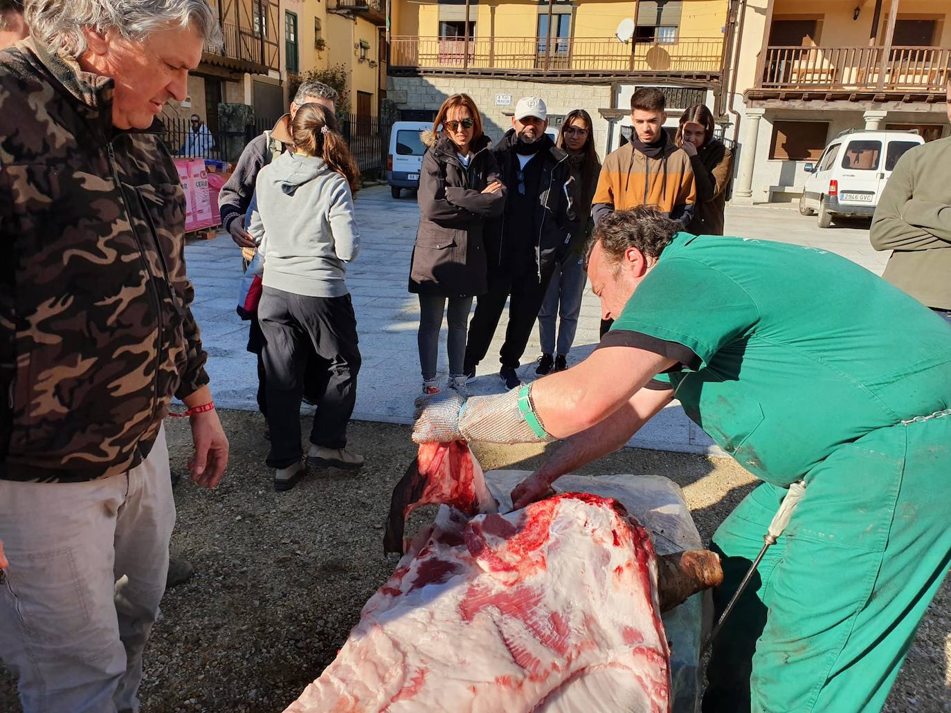 El despiece del cerdo, a partir del que se sacaron costilletas, lomo, chorizos, torreznos, morcilla o panceta, se llevó a cabo en la Plaza Mayor del municipio