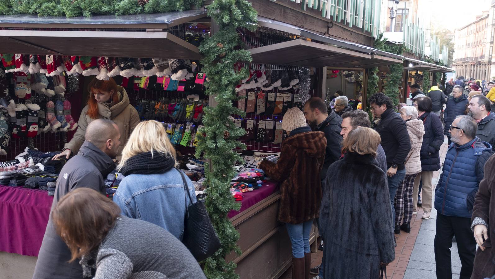 La oferta de los 34 puestos instalados incluye productos tradicionales de talleres procedentes de diversas regiones y de Portugal