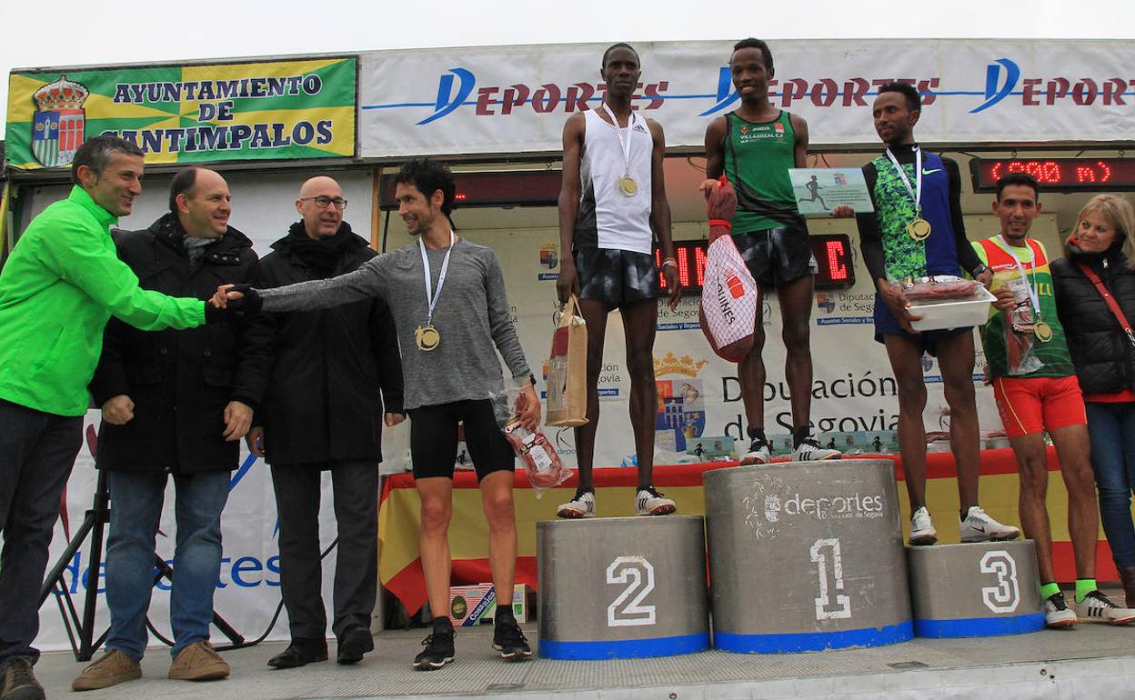 Vista del podio de la categoría absoluta masculina en el Cross de Cantimpalos. 