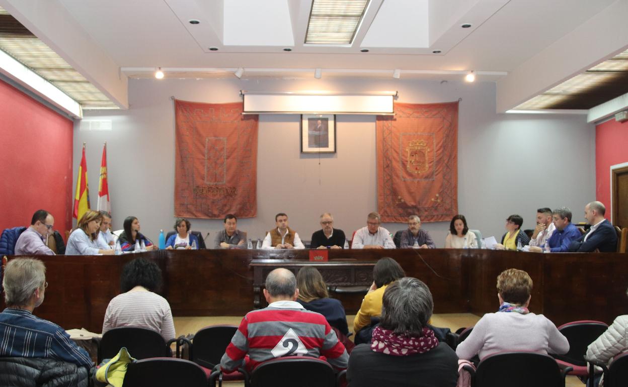 Un grupo de vecinos (de espaldas) escuchan las intervenciones durante un pleno. 