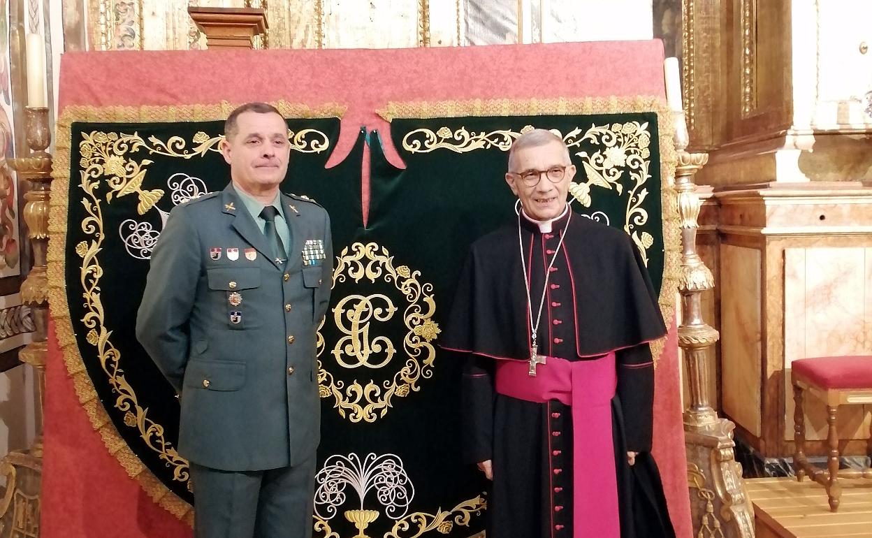 José Luis Ramírez y César Franco posan junto al manto. 