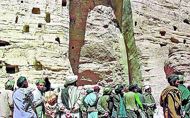 Talibanes ante el nicho vacío de uno de los Budas gigantes de Bamiyan, Patrimonio de la Humanidad y destruidos con explosivos en 2001. 
