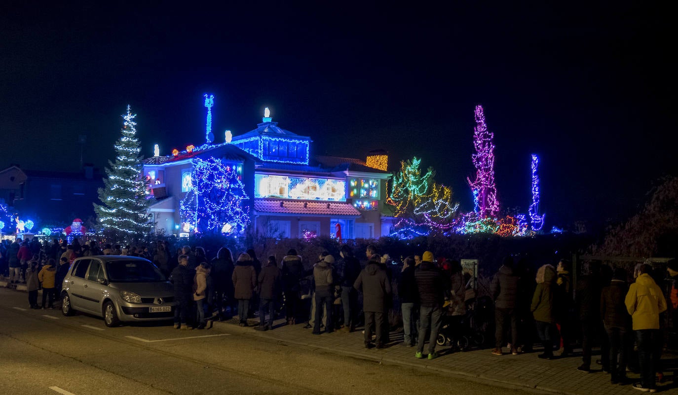 La primera jornada con luces encendidas y apertura ha ocasionado largas colas para ver el sofisticado alumbrado hogareño de cerca