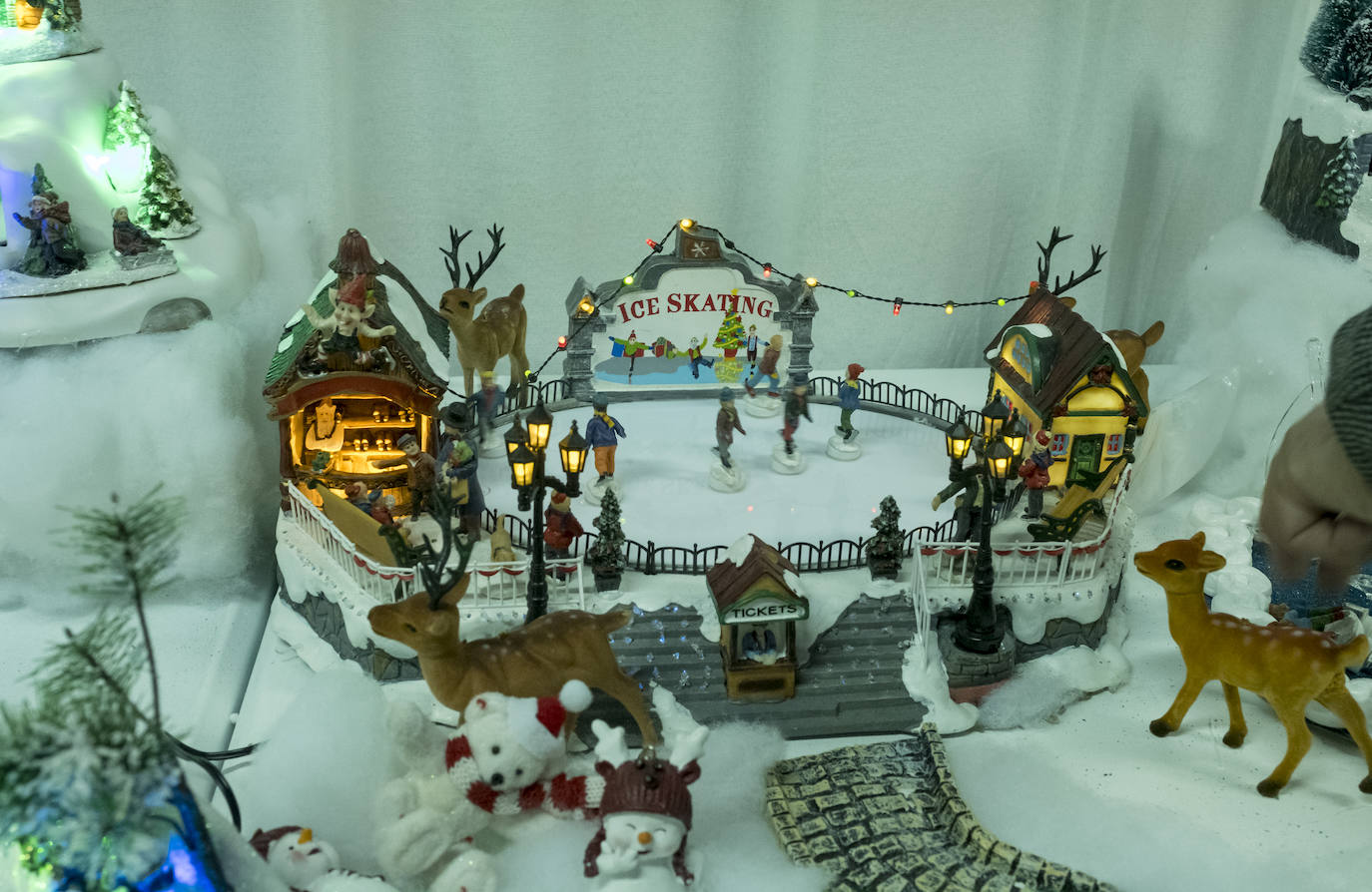 La primera jornada con luces encendidas y apertura ha ocasionado largas colas para ver el sofisticado alumbrado hogareño de cerca