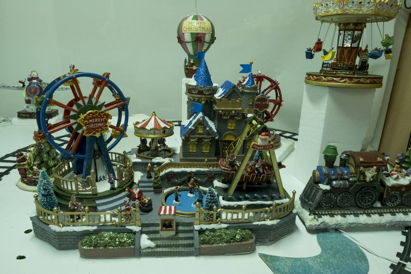 La primera jornada con luces encendidas y apertura ha ocasionado largas colas para ver el sofisticado alumbrado hogareño de cerca