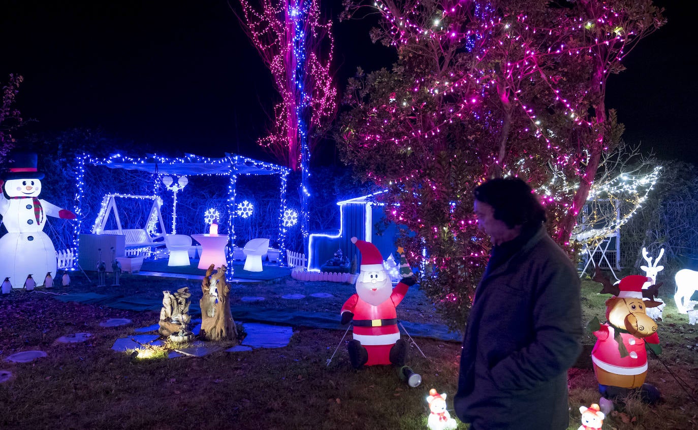La primera jornada con luces encendidas y apertura ha ocasionado largas colas para ver el sofisticado alumbrado hogareño de cerca