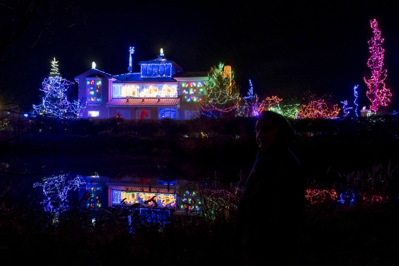 La primera jornada con luces encendidas y apertura ha ocasionado largas colas para ver el sofisticado alumbrado hogareño de cerca