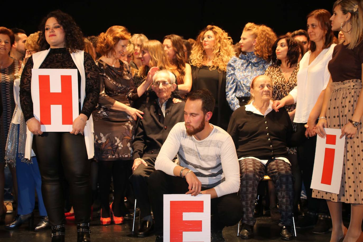 El centro cultural Eloy Arribas ha acogido este fin de semana la presentación del calendario erótico en el que vecinos de Pedrajas de San Esteban posan con fines benéficos, con el objetivo de recaudar fondos para causas solidarias. El pasado calendario (el de este año 2019) consiguió dinero para la Asociación Española para el Cáncer. La recaudación por la venta de la edición del próximo año se destinará a la Asociación de Familiares de Enfermos de Alzhéimer y otras demencias de la comarca de Íscar