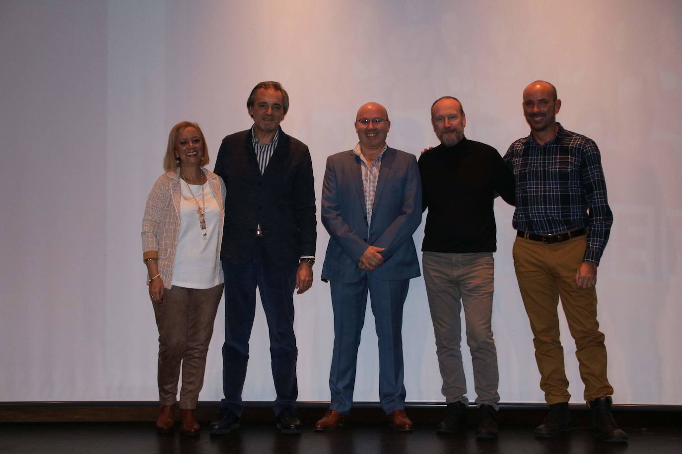 El centro cultural Eloy Arribas ha acogido este fin de semana la presentación del calendario erótico en el que vecinos de Pedrajas de San Esteban posan con fines benéficos, con el objetivo de recaudar fondos para causas solidarias. El pasado calendario (el de este año 2019) consiguió dinero para la Asociación Española para el Cáncer. La recaudación por la venta de la edición del próximo año se destinará a la Asociación de Familiares de Enfermos de Alzhéimer y otras demencias de la comarca de Íscar