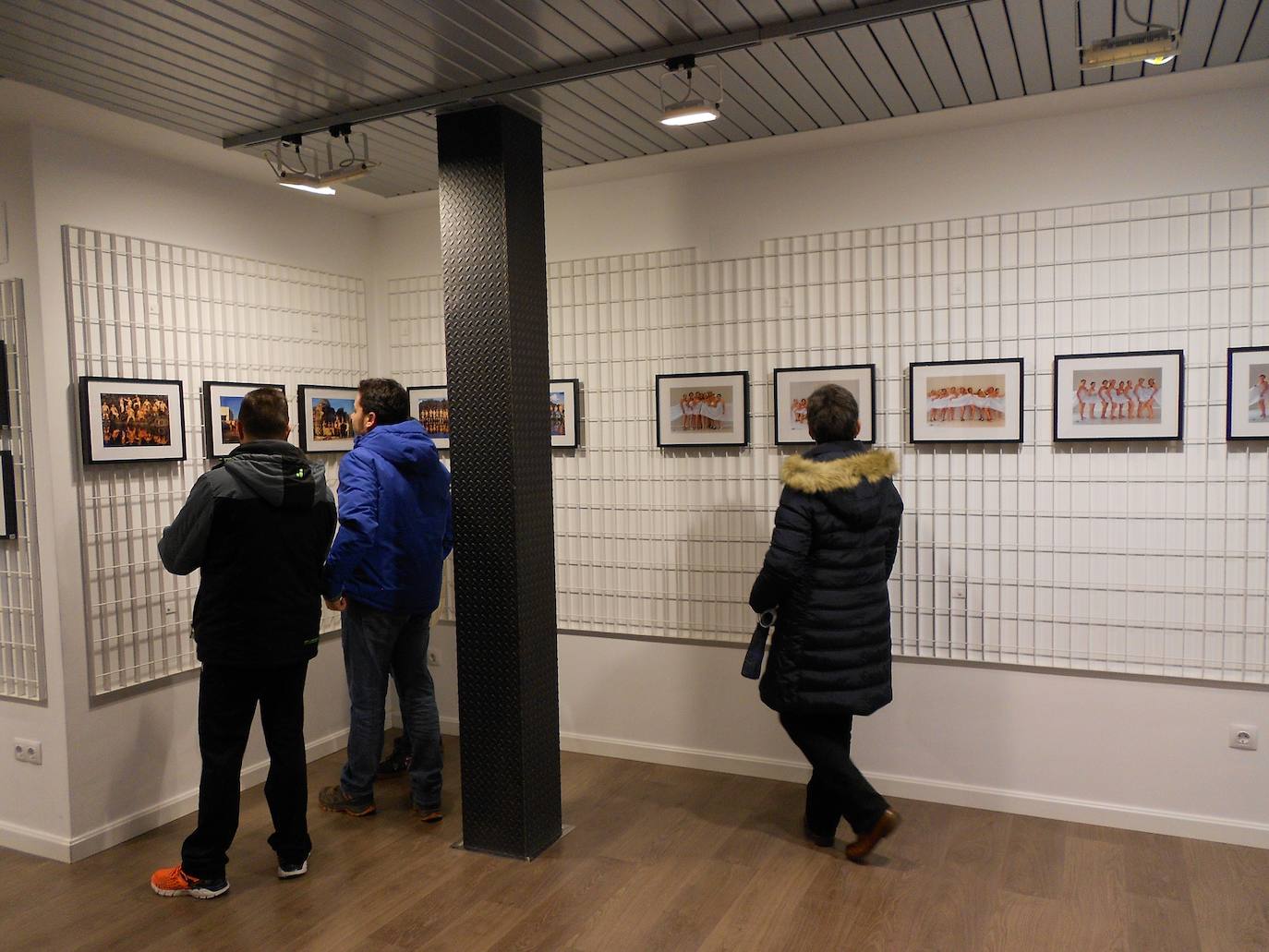 El centro cultural Eloy Arribas ha acogido este fin de semana la presentación del calendario erótico en el que vecinos de Pedrajas de San Esteban posan con fines benéficos, con el objetivo de recaudar fondos para causas solidarias. El pasado calendario (el de este año 2019) consiguió dinero para la Asociación Española para el Cáncer. La recaudación por la venta de la edición del próximo año se destinará a la Asociación de Familiares de Enfermos de Alzhéimer y otras demencias de la comarca de Íscar.
