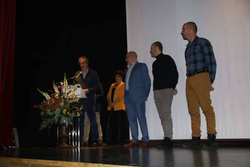 El centro cultural Eloy Arribas ha acogido este fin de semana la presentación del calendario erótico en el que vecinos de Pedrajas de San Esteban posan con fines benéficos, con el objetivo de recaudar fondos para causas solidarias. El pasado calendario (el de este año 2019) consiguió dinero para la Asociación Española para el Cáncer. La recaudación por la venta de la edición del próximo año se destinará a la Asociación de Familiares de Enfermos de Alzhéimer y otras demencias de la comarca de Íscar
