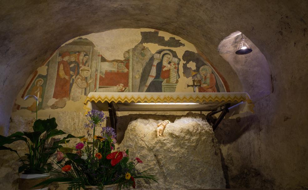 Un fresco recuerda en el santuario de Greccio el primer nacimiento interpretado por San Francisco de Asís.