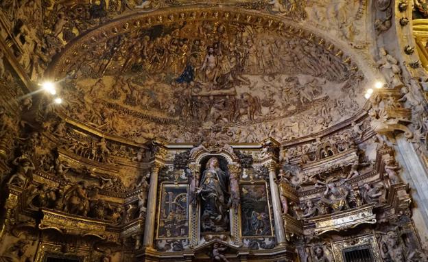 Una de las fachadas y parte del techo de la capilla de los Benavente. 