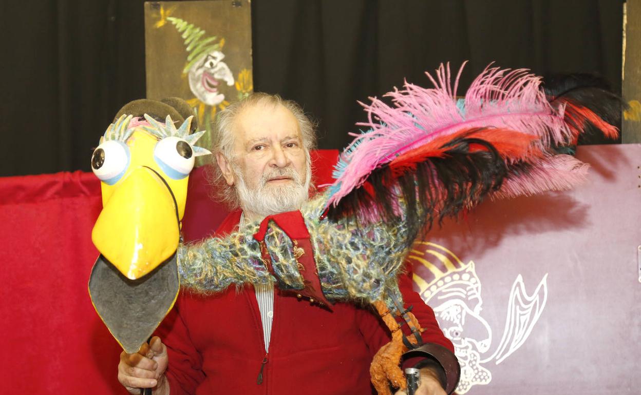 Miguel Ángel Ordóñez Gribaudo, con una de sus creaciones. 