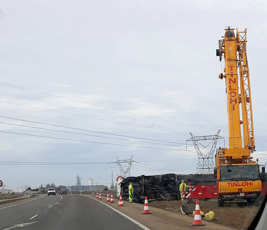 Una grúa trabaja para mover el camión tras el siniestro. 