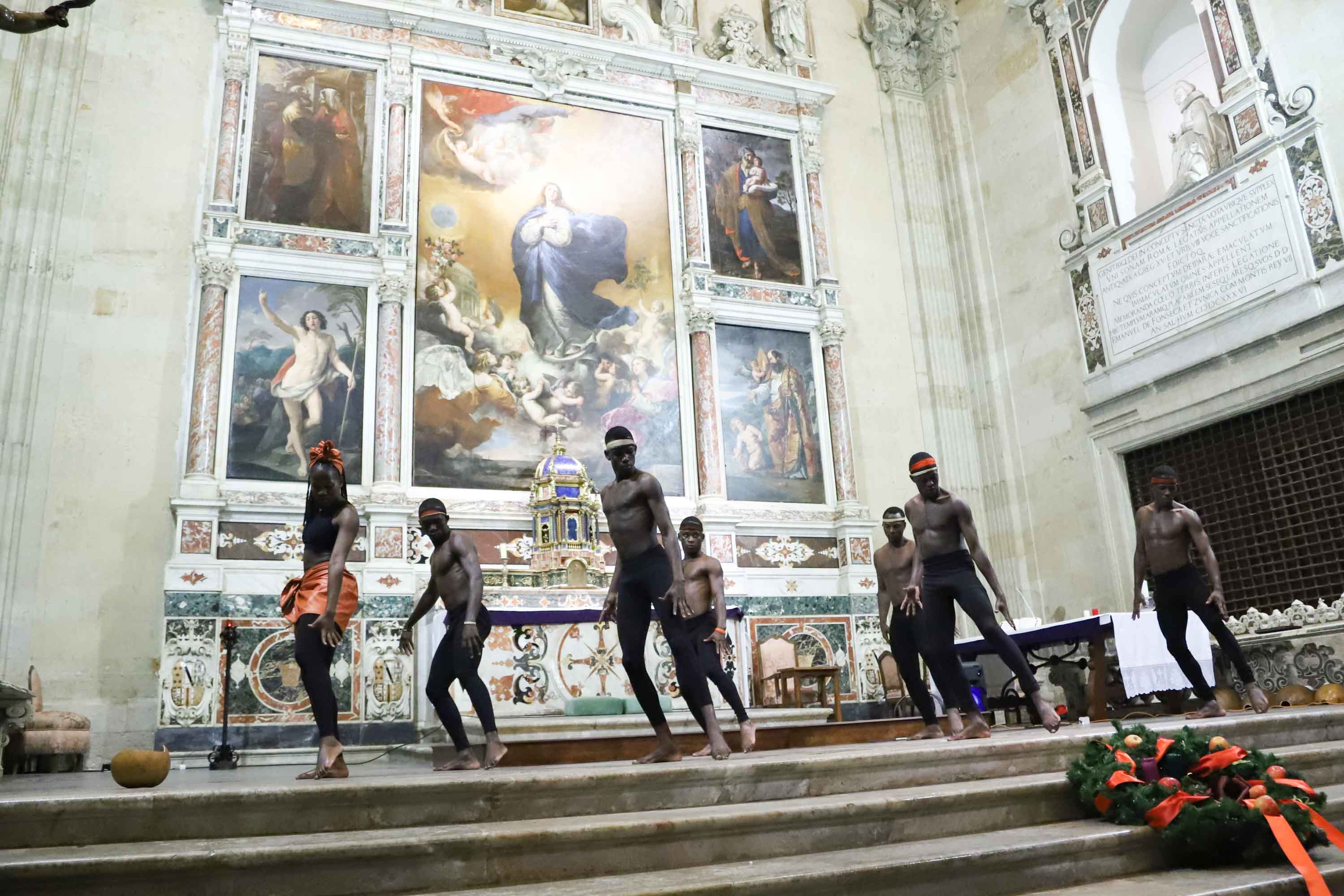 Espectáculo solidario de música y danza en la iglesia de la Purísima en Salamanca interpretado por los Uganda Sticks y los Tambores de Ruanda en apoyo de los huérfanos de Uganda