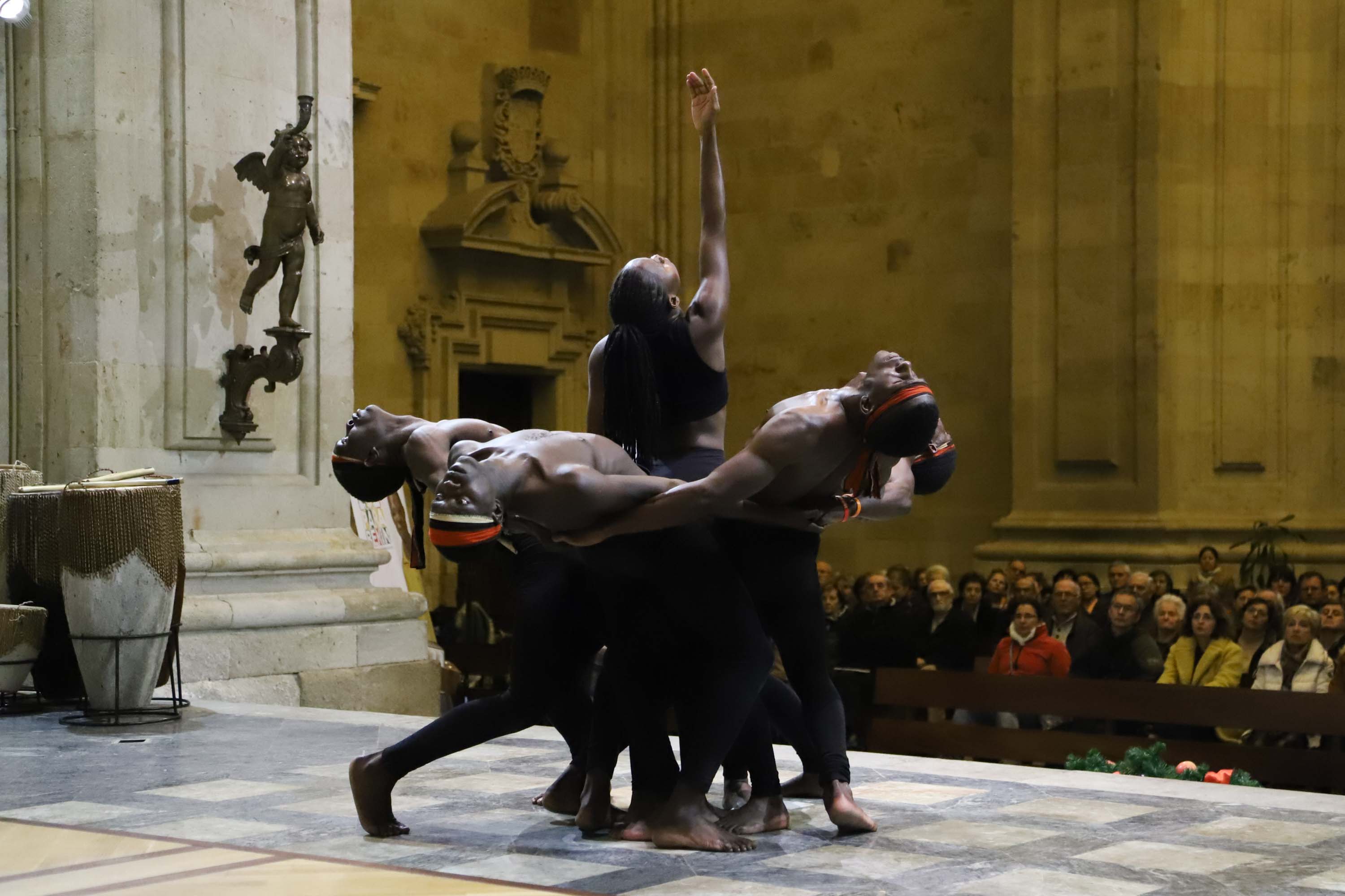 Espectáculo solidario de música y danza en la iglesia de la Purísima en Salamanca interpretado por los Uganda Sticks y los Tambores de Ruanda en apoyo de los huérfanos de Uganda