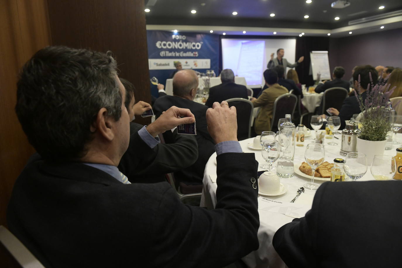 Fotos: Foro Económico con Iñigo Sáenz de Urturi