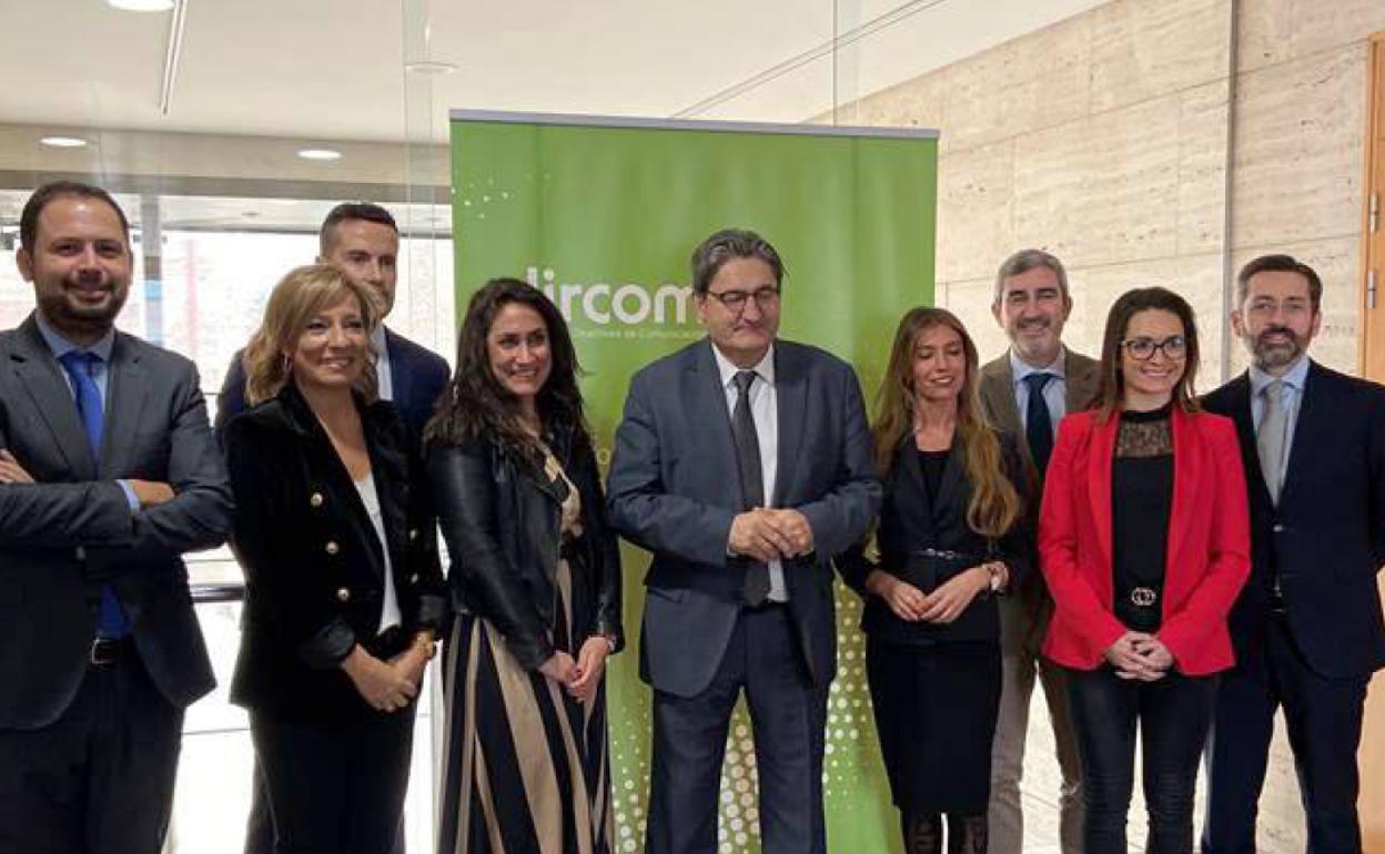 Óscar Campillo, en el centro de la foto, con el resto de la junta directiva. 
