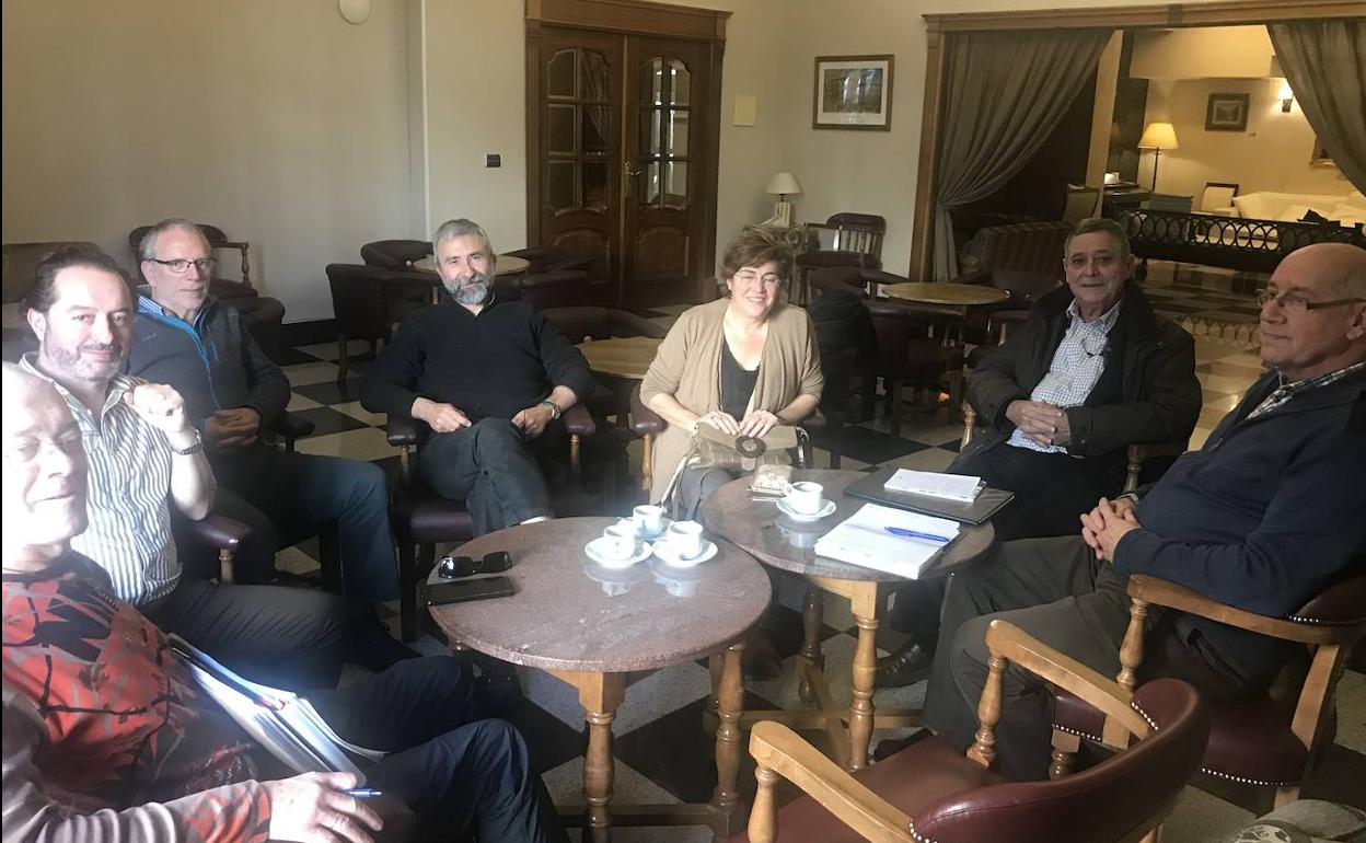 La alcaldesa junto a los miembros de la Plataforma en Defensa del Bosque de Béjar.