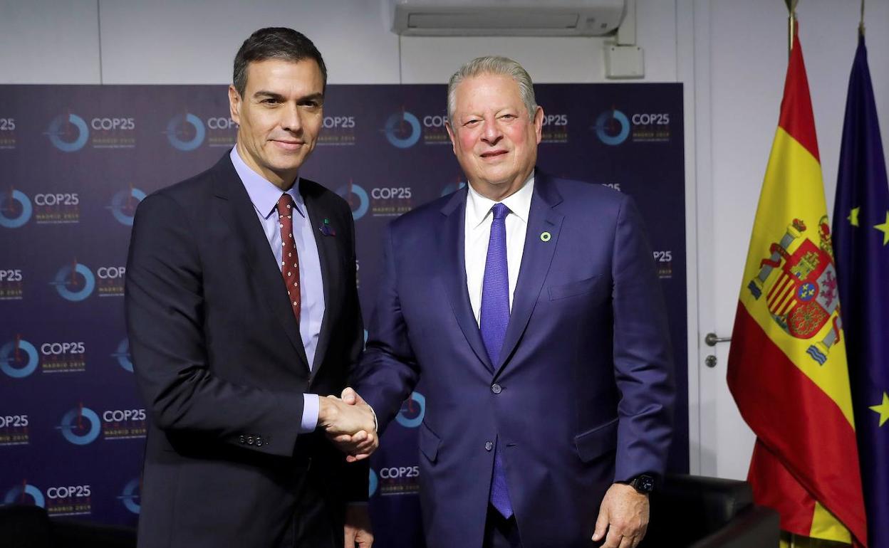 Pedro Sánchez saluda al exvicepresidente de los Estados Unidos, Al Gore. 