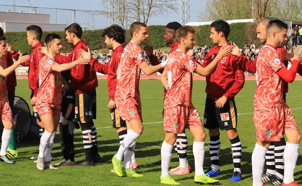 Los jugadores de Unionistas y CD Guijuelo se saludan en el derbi de abril en Las Pistas.