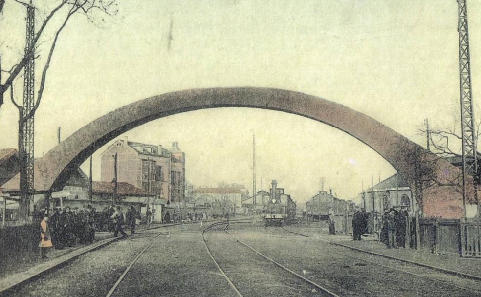 El tren, a punto de pasar por debajo del Arco de Ladrillo. 