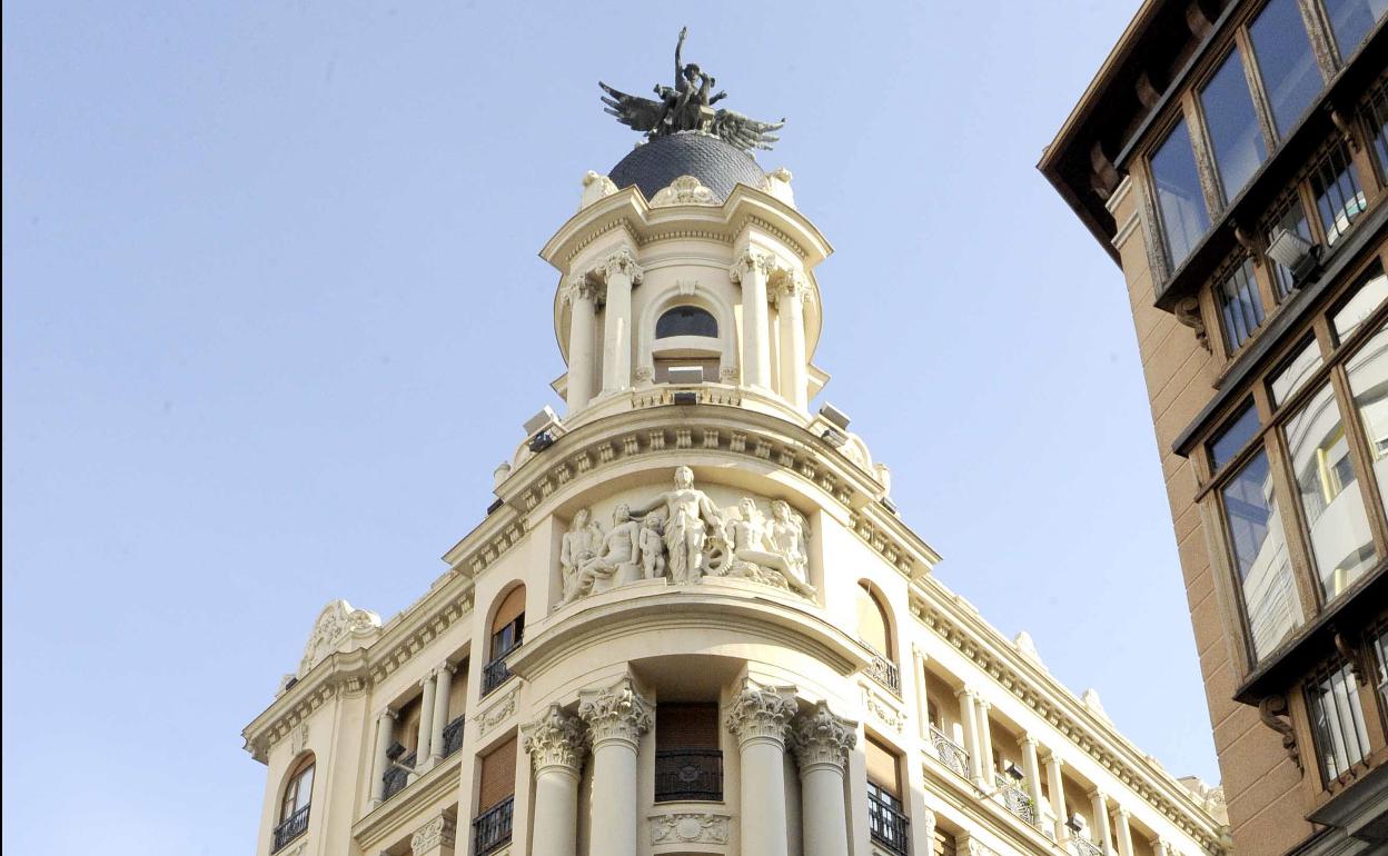 Pisos superiores de la fachada del edificio de la Unión y el Fénix.