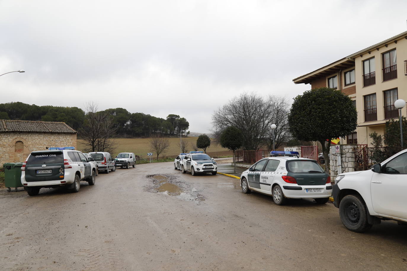 Varias patrullas, una ambulancia de apoyo y decenas de vecinos de Piñel de Abajo en busca del anciano de 82 años con alzhéimer desaparecido ayer martes