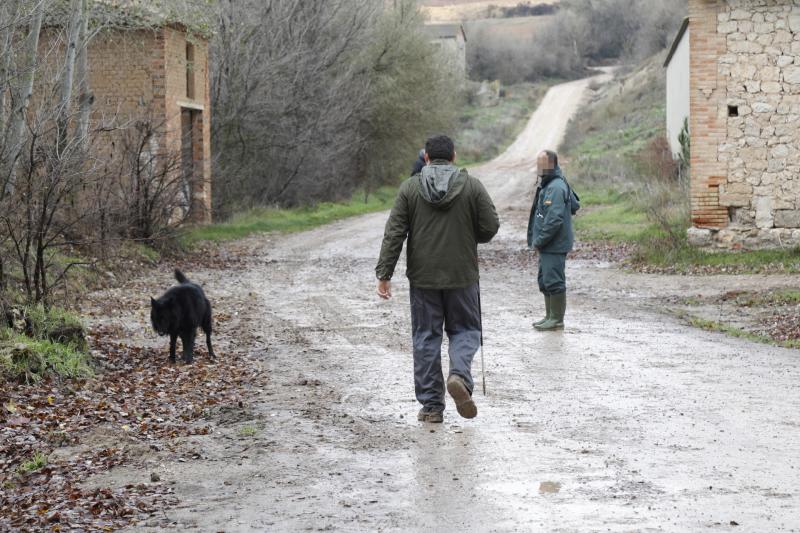 Un agente recorre los caminos con un perro adiestrado en la búsqueda de personas.