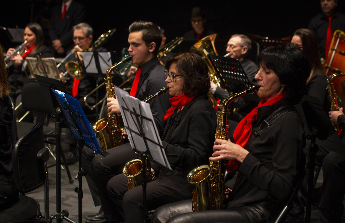 El Teatro Zorrilla ha inaugurado las fiestas navideñas con Joaquín Diaz como pregonero, y la presencia, entre otros, de la Asociación de belenistas o la Banda de Música de Pollos